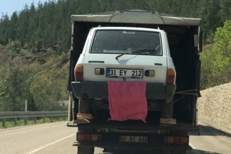 Adana'da şaşkına &ccedil;eviren g&ouml;r&uuml;nt&uuml;! Kamyonet kasasında otomobil taşıdı