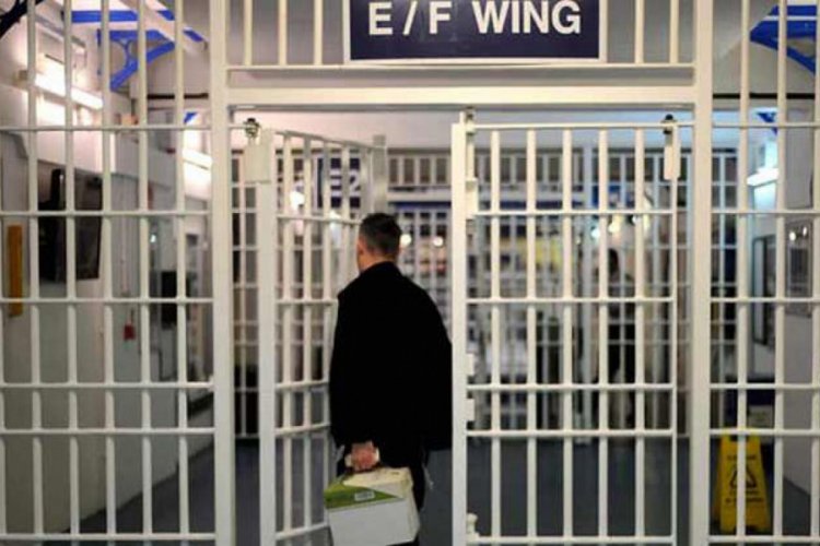 Britanya'da 6 mahk&ucirc;m "yanlışlıkla" serbest bırakıldı, Koronavir&uuml;s planı askıya alındı