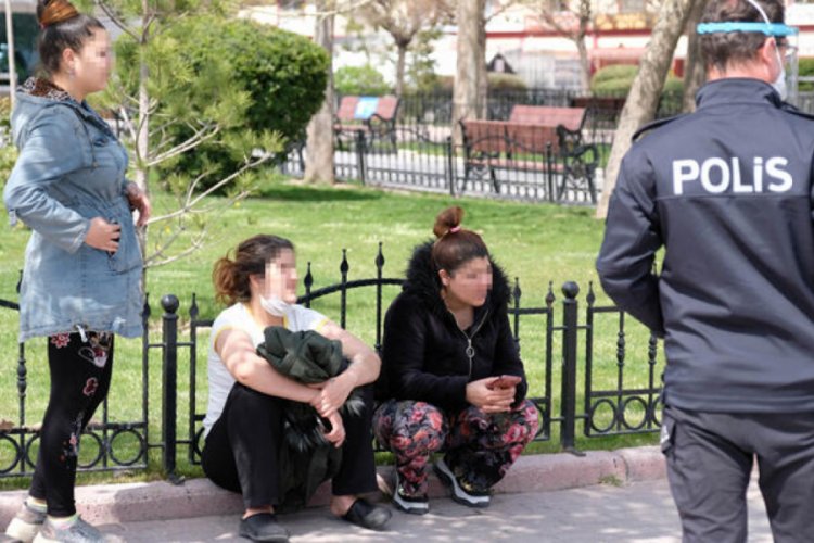 Sokağa &ccedil;ıkma yasağının ihlal eden 3 kadın emniyete g&ouml;t&uuml;r&uuml;ld&uuml;