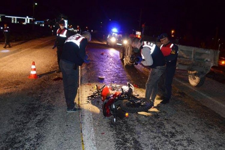 Trakt&ouml;r&uuml;n r&ouml;morkuna &ccedil;arpan motosiklet s&uuml;r&uuml;c&uuml;s&uuml; &ouml;ld&uuml;