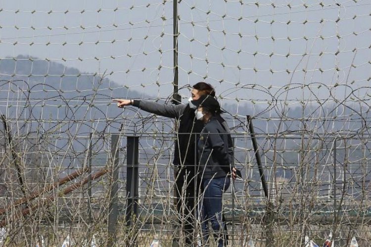 'Covid-19 bizde yok' diyen Kuzey Kore'de halka farklı a&ccedil;ıklama