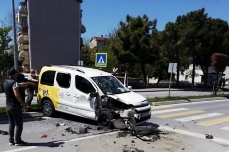 Boş yolda 2 PTT aracı &ccedil;arpıştı