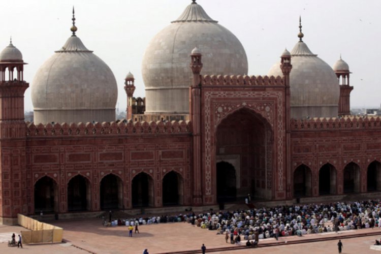 Pakistan'da camilerde cemaatle namaz yasağı kaldırıldı