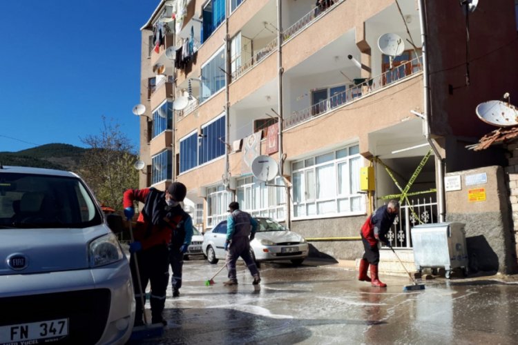 Karantina altına alınan apartman yıkandı