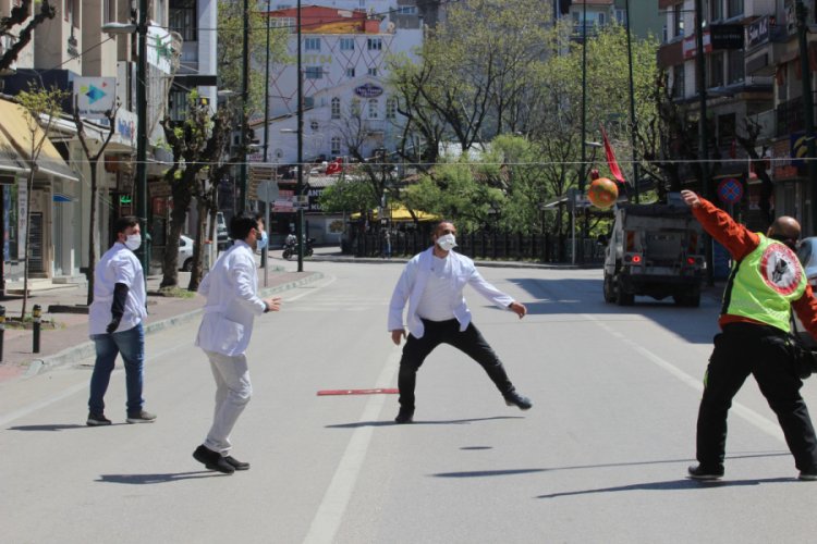 Bursa'da canları sıkılan eczacılar ana yolda ma&ccedil; yaptı
