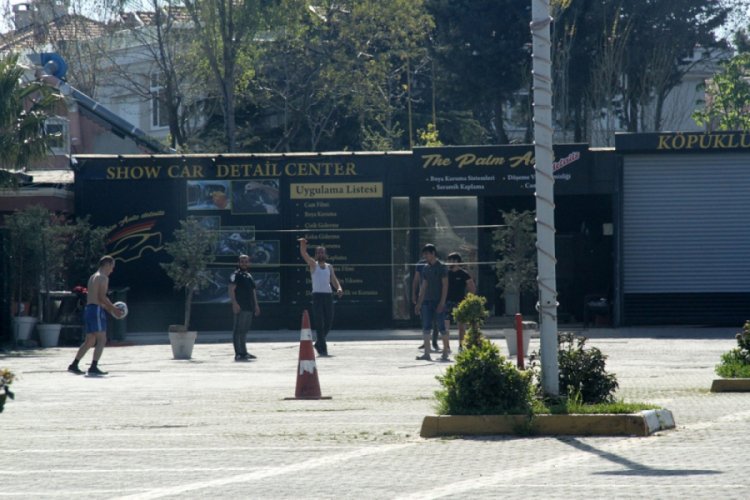 Yasağı hi&ccedil;e sayıp voleybol oynadılar
