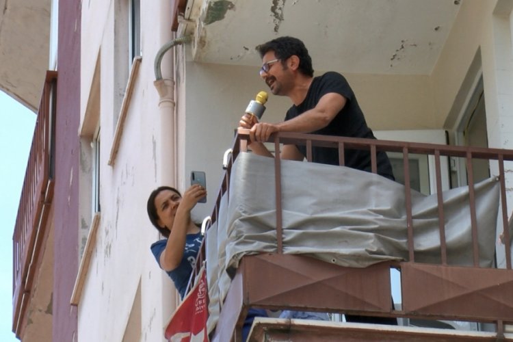 Bursa'da komşuları i&ccedil;in balkonda şarkı s&ouml;yledi