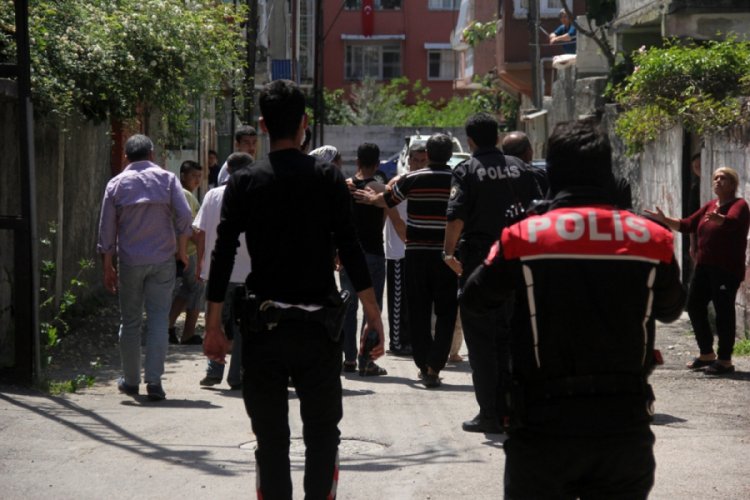 Sokağa &ccedil;ıkan vatandaşları polis ceza yazıp zorla eve soktu
