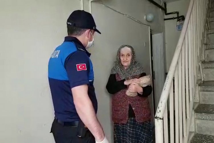 Bursa'da zabıta ekipleri, Hanife Teyze'yi duygulandırdı