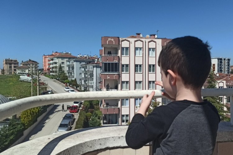 Bursa'da komşuları i&ccedil;in aracından m&uuml;zik yayını yaptı