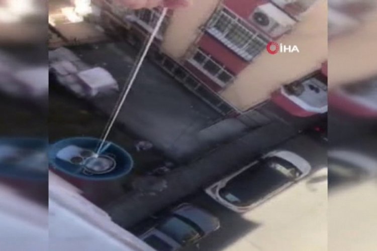 Pişirdiği kahveleri balkondan komşularına sarkıttı