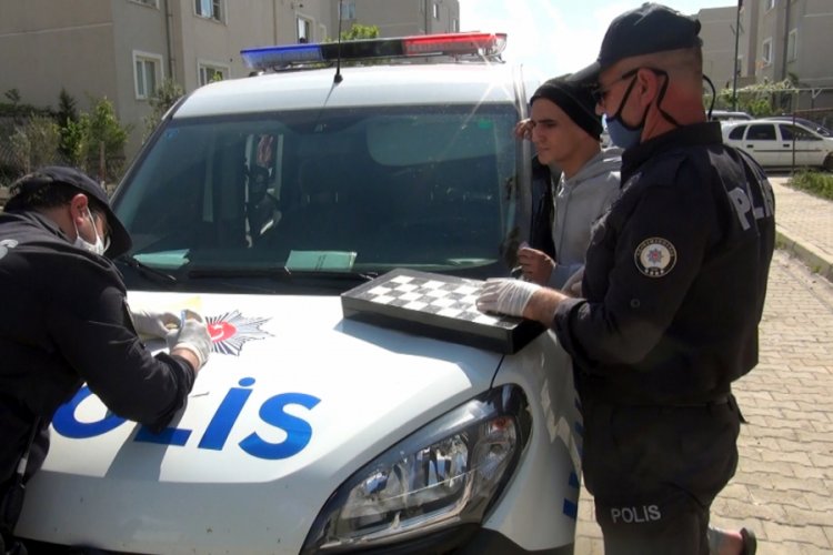 Polisi g&ouml;r&uuml;nce korkudan tavlayı bırakıp ka&ccedil;tı