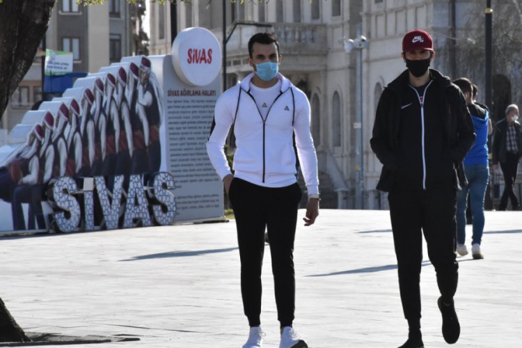 Sivas'ta a&ccedil;ık alanlarda maske takma zorunluluğu
