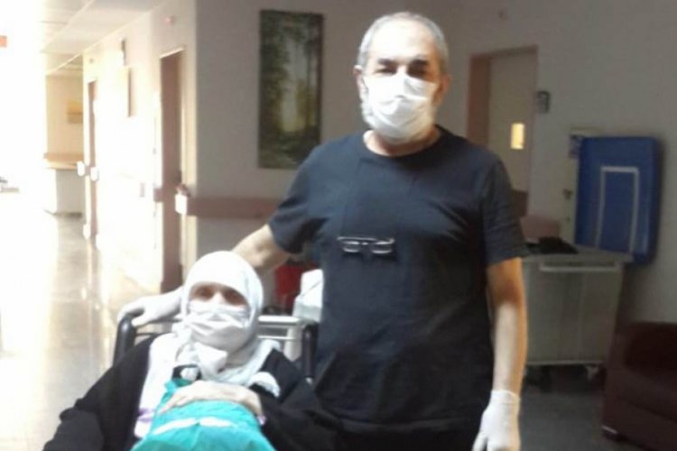 Anne-oğul koronavir&uuml;s&uuml; yenerek taburcu oldu