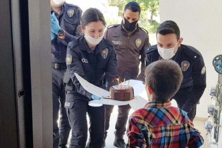 Polislerden 8 yaşındaki çocuğa doğum günü sürprizi Güncel Haberler