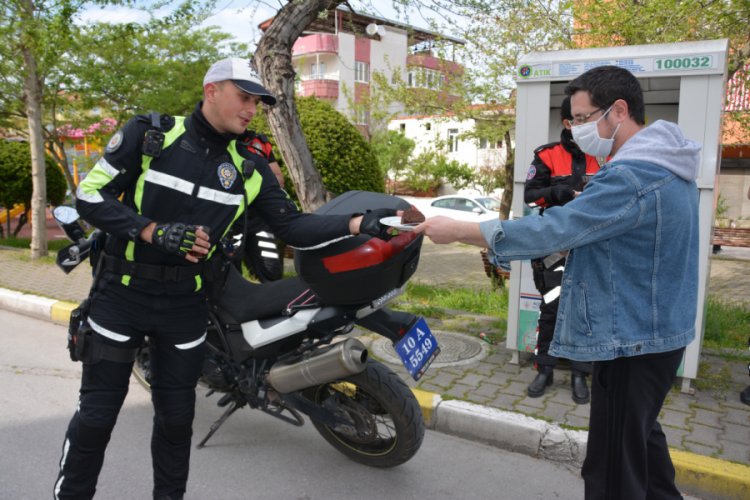 Gazetecilerden g&ouml;revli polislere &ccedil;ay ve kek ikramı