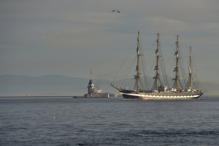 Tarihi gemi İstanbul Boğazı'nda