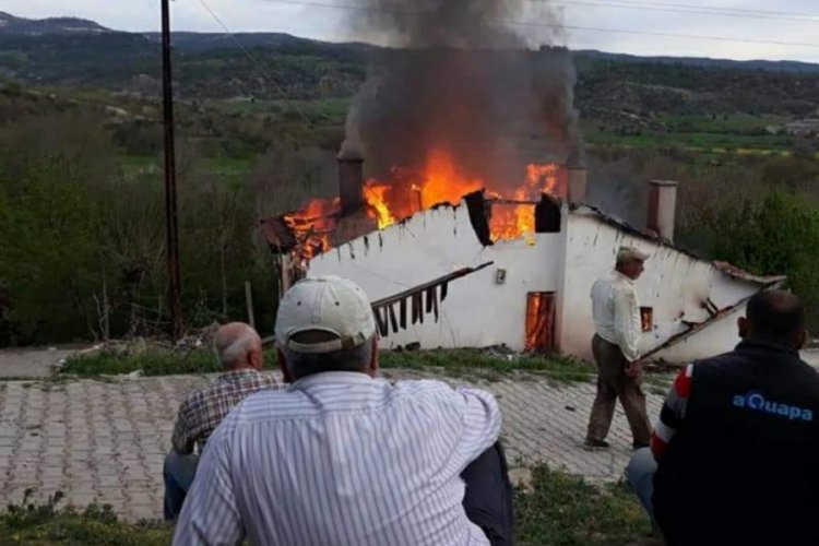 Ankara'da &ccedil;ıkan yangında bir ev k&uuml;l oldu