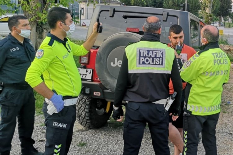 Yasağı deldi, alkoll&uuml; ara&ccedil; kullanırken polise yakalandı