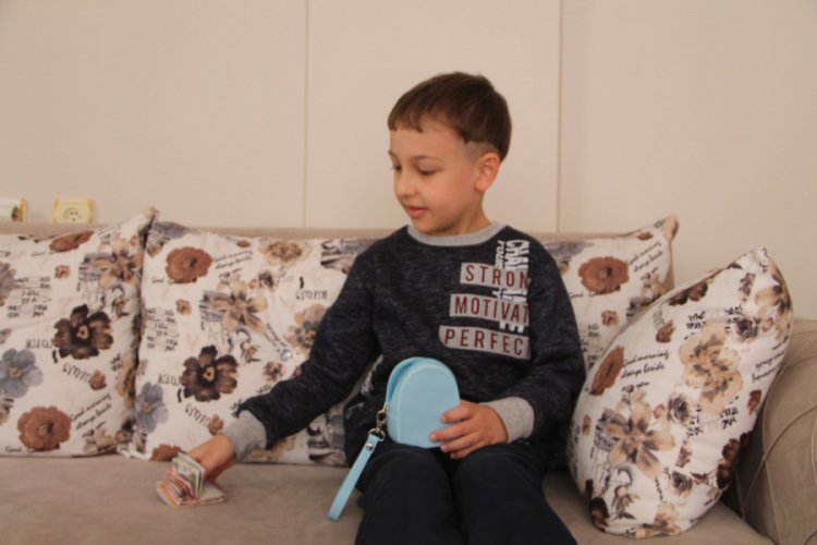 Minik Mustafa, ok ve yay parasını kampanyaya bağışladı