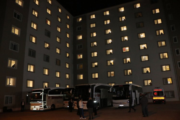 Karantina s&uuml;resi biten 479 iş&ccedil;i alkışlarla g&ouml;nderildi