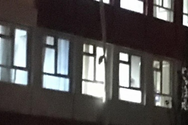 Koronavir&uuml;s ş&uuml;phesiyle yattığı hastanenin penceresinden ka&ccedil;an kadın yakalandı