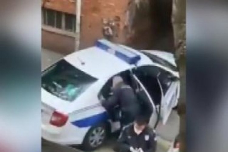 Polis karantinaya uymayan bir kişiyi tokatladı