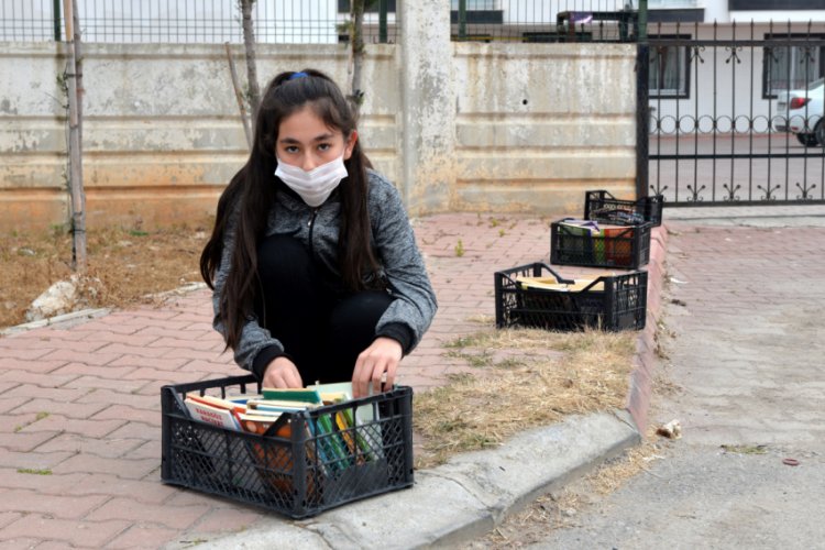 Mersin'de &ouml;rnek muhtardan &ccedil;ocuklara y&uuml;zlerce kitap