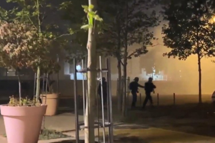 Fransa'da g&ouml;stericilerle polis arasında arbede yaşandı