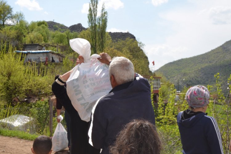 Memleketine gelip, kapı kapı dolaşarak yardım dağıttı