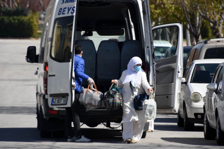 Umre d&ouml;n&uuml;ş&uuml; karantinaya alınan 350 kişi, evlerine g&ouml;nderildi