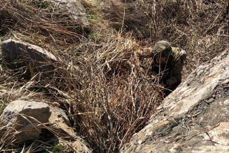 Hakkari'de PKK'lı ter&ouml;ristlere ait silah ve m&uuml;himmat ele ge&ccedil;irildi