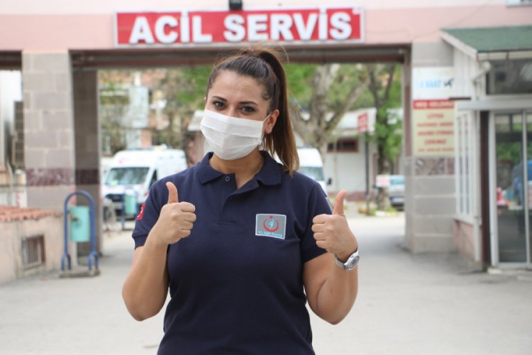 Koronavir&uuml;s&uuml; yenen &Ouml;zlem hemşire, alkışlarla g&ouml;reve başladı