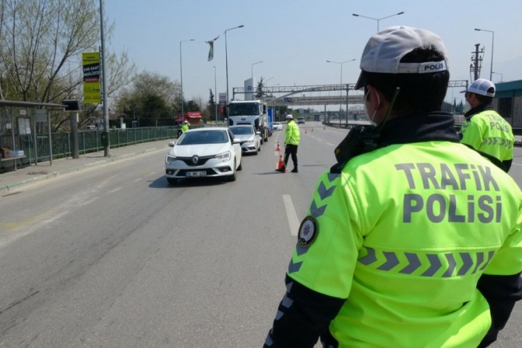 Bursa'da sokağa &ccedil;ıkma yasağını ihlal eden 1230 kişiye 3 milyon lira ceza