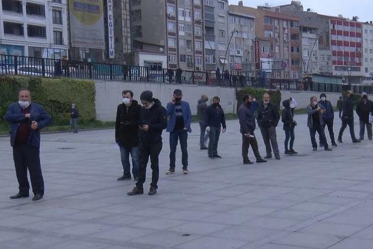 Seyahat izni i&ccedil;in metrelerce kuyruk oluştu!