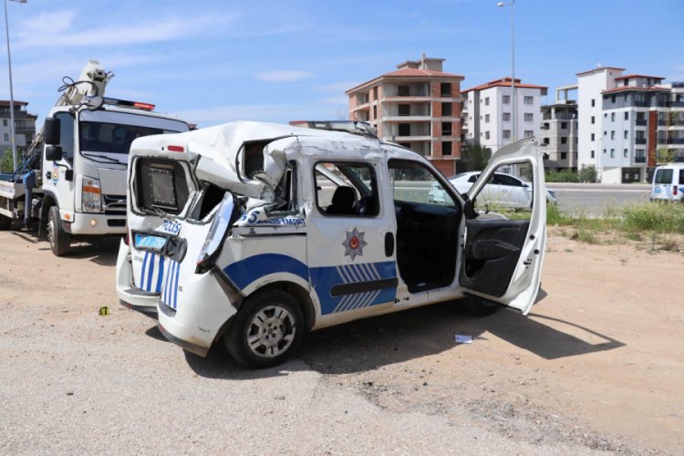 Polis aracı ile otomobil &ccedil;arpıştı: 2'si polis, 3 yaralı