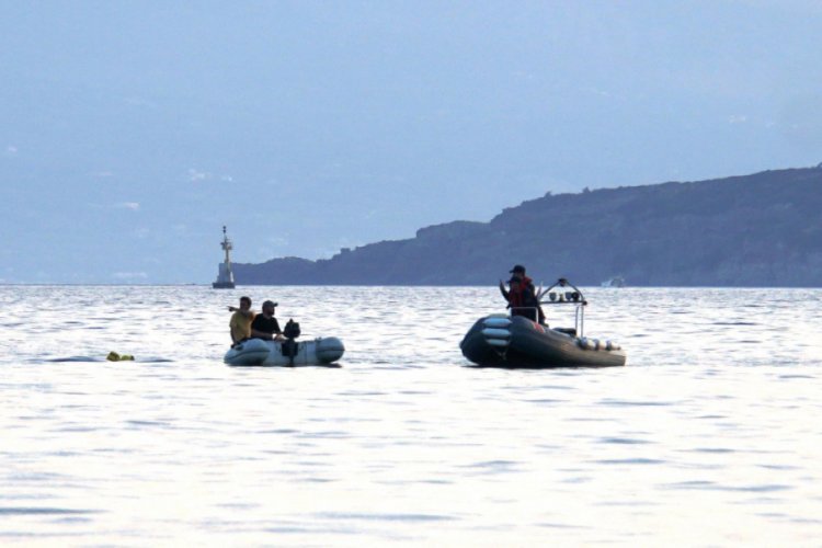 Yasağa uymayıp, lastik botla denize a&ccedil;ıldılar