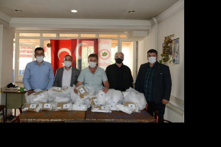 Bursa'da kırsal mahalle muhtarlarına maskeler teslim edildi