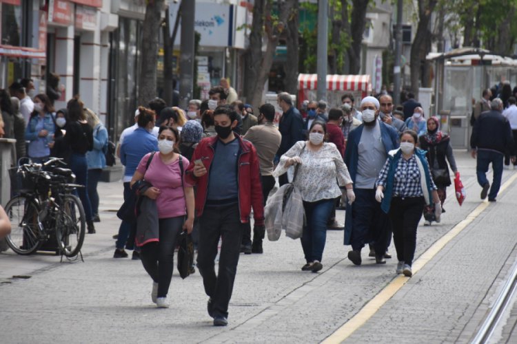 Eskişehir'de yasak sonrası pazarlar ve sokaklar doldu