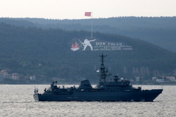 Rus keşif gemisi &Ccedil;anakkale Boğazı'ndan ge&ccedil;ti