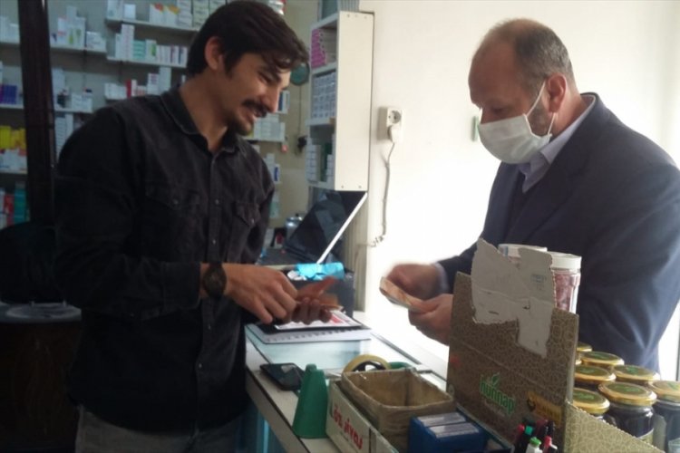 Bir imam 20 kişinin eczane borcunu &ouml;dedi