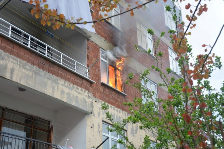 Mutfak t&uuml;p&uuml; patladı, aile son anda kurtarıldı