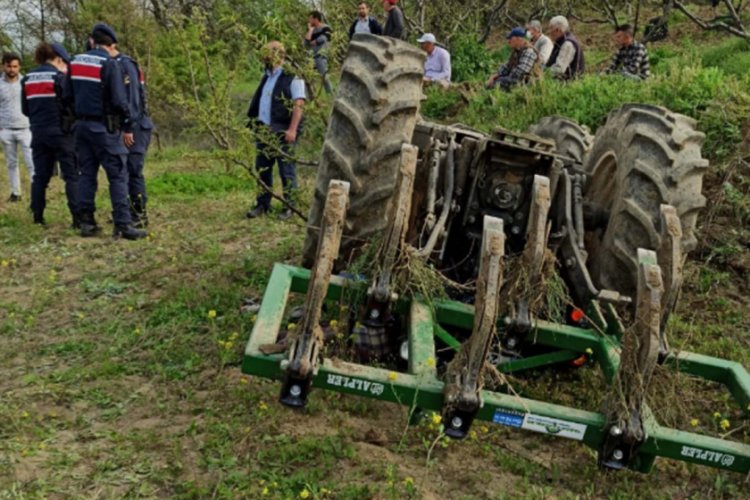 Bursa'da bir &ccedil;ift&ccedil;i devrilen trakt&ouml;r&uuml;n altında kaldı