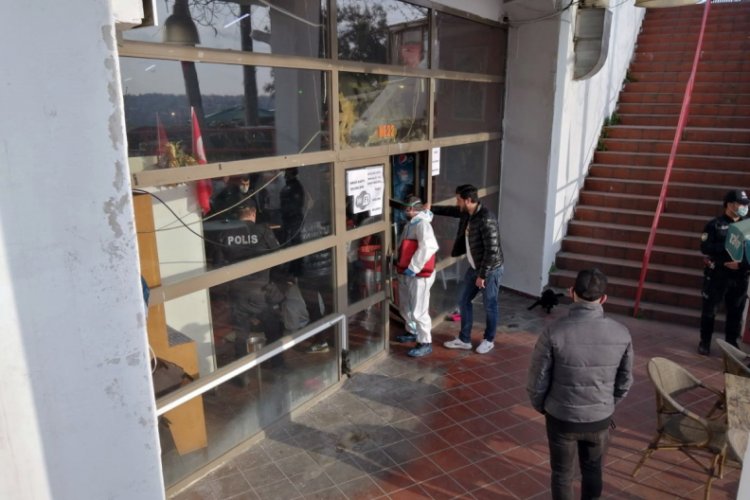 Kafede silahlı kavga! Bir kişi karnından vuruldu