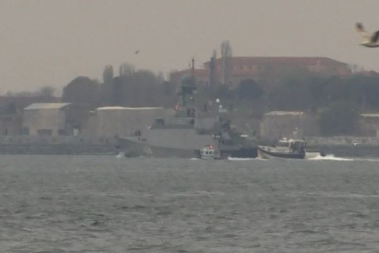 Rus savaş gemileri İstanbul Boğazı'ndan peş peşe ge&ccedil;ti