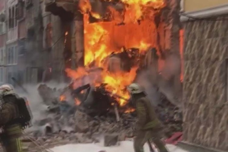 Kumkapı'da metruk bina alev alev yandı