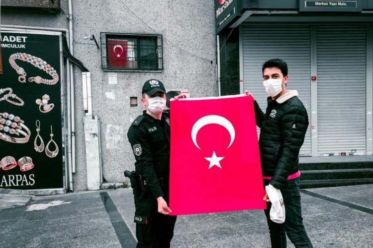 İstanbul'da 100 bin bayrak dağıtıldı