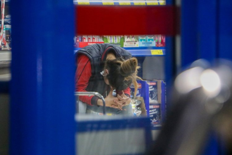 Hırsız, kasiyerin y&uuml;z&uuml;ne kola d&ouml;kt&uuml; sonra da kasadaki paraları &ccedil;aldı