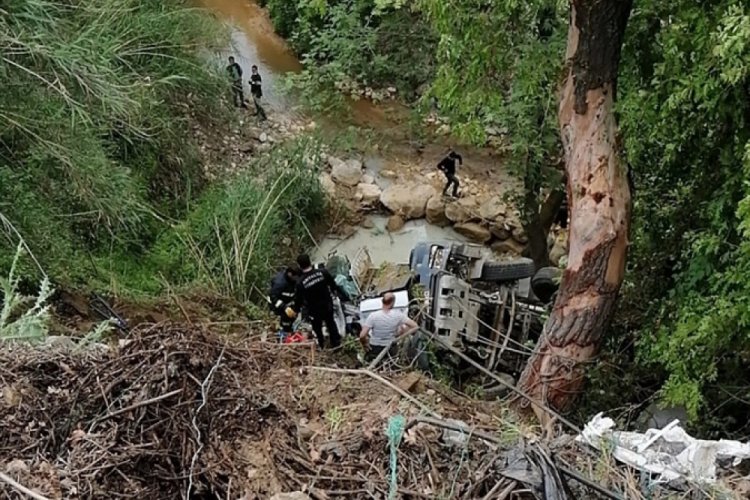U&ccedil;uruma devrilen beton mikserinin s&uuml;r&uuml;c&uuml;s&uuml; &ouml;ld&uuml;