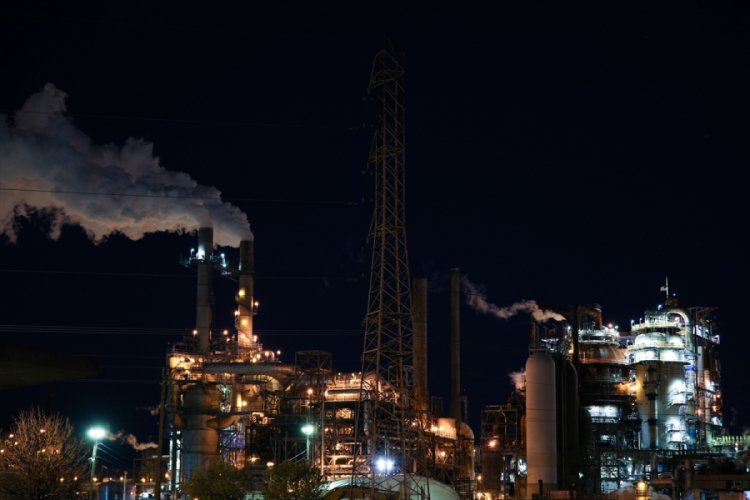 Brent petrol&uuml;n varili Şubat 2002'den bu yana en d&uuml;ş&uuml;k seviyede